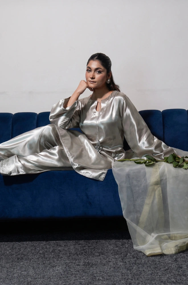 3PC ready to wear suit in raw silk, featuring a Farsi shalwar, lace details and a four-side lace dupatta