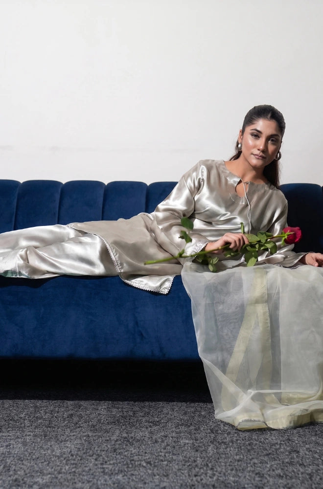 3PC ready to wear suit in raw silk, featuring a Farsi shalwar, lace details and a four-side lace dupatta